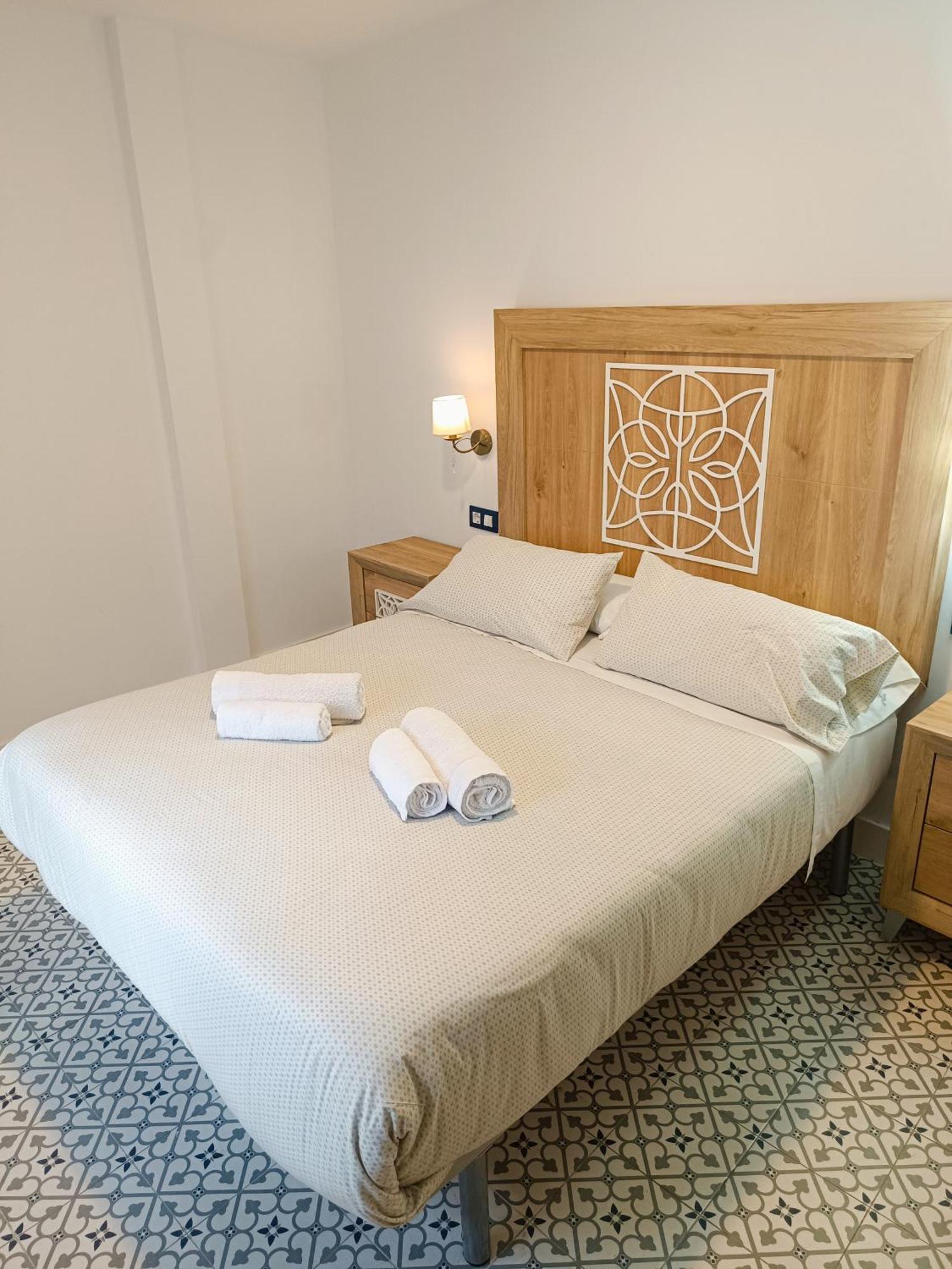 Al-Qazeres Suites Caces Extérieur photo