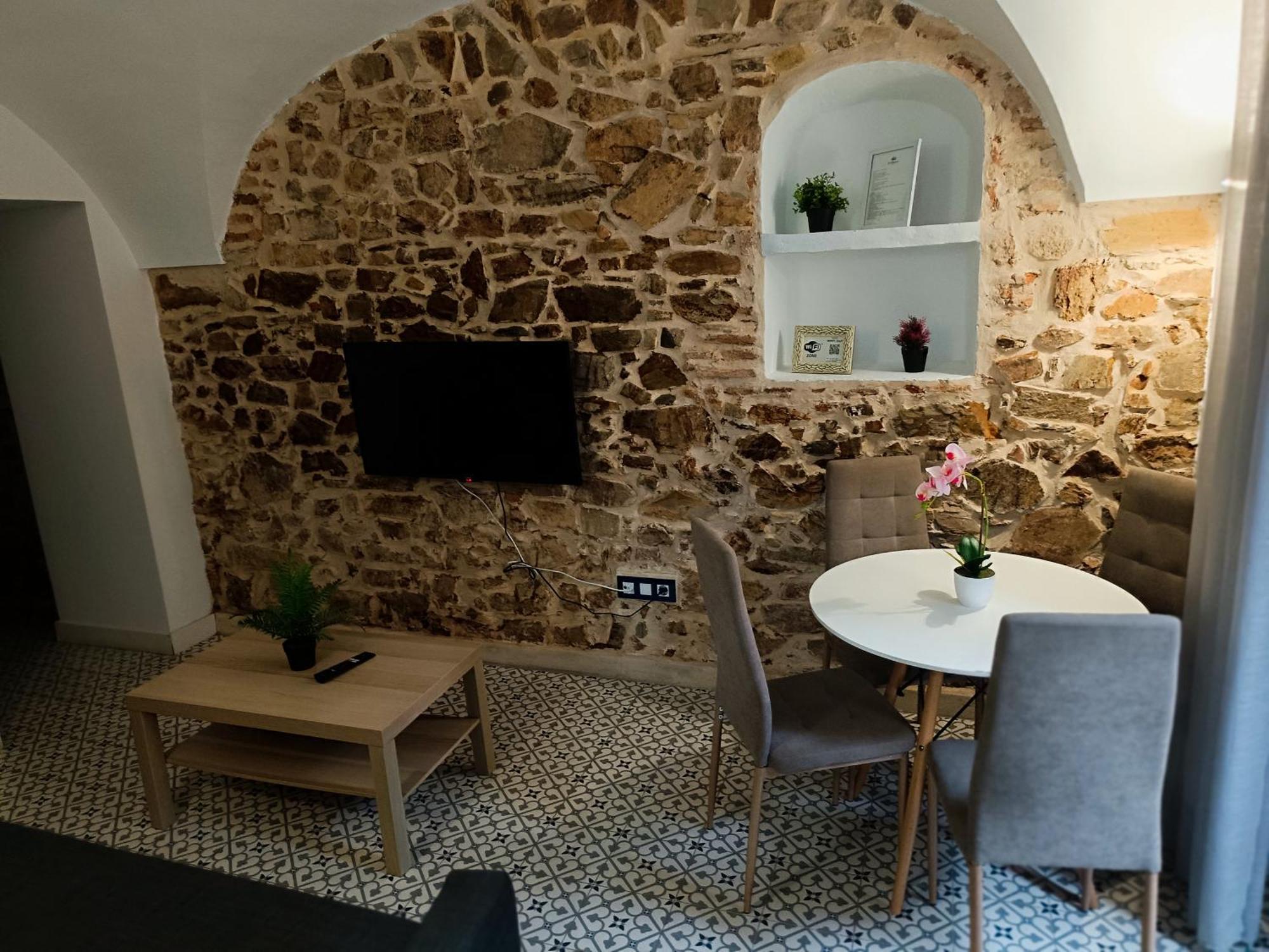 Al-Qazeres Suites Caces Extérieur photo