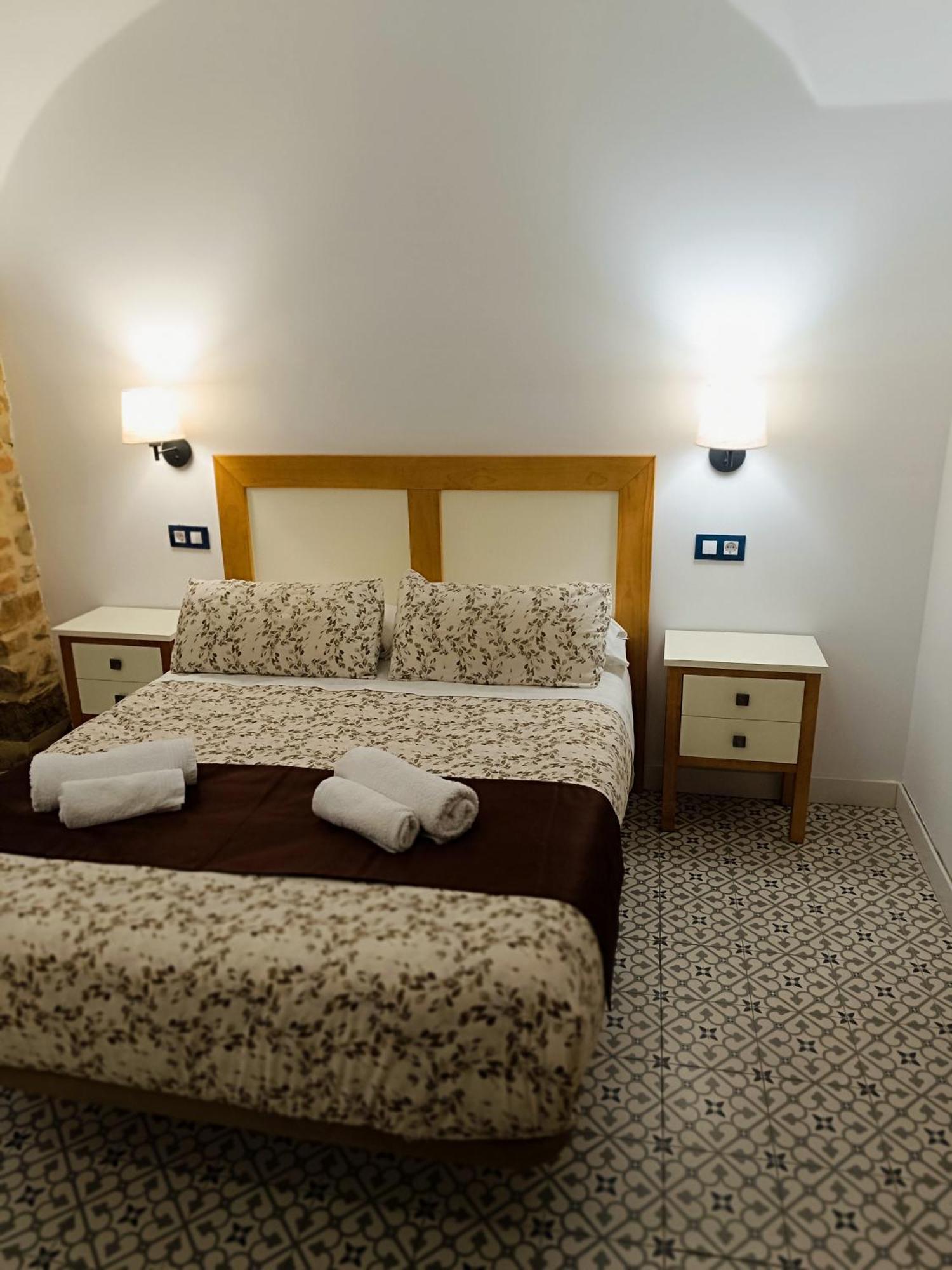 Al-Qazeres Suites Caces Extérieur photo