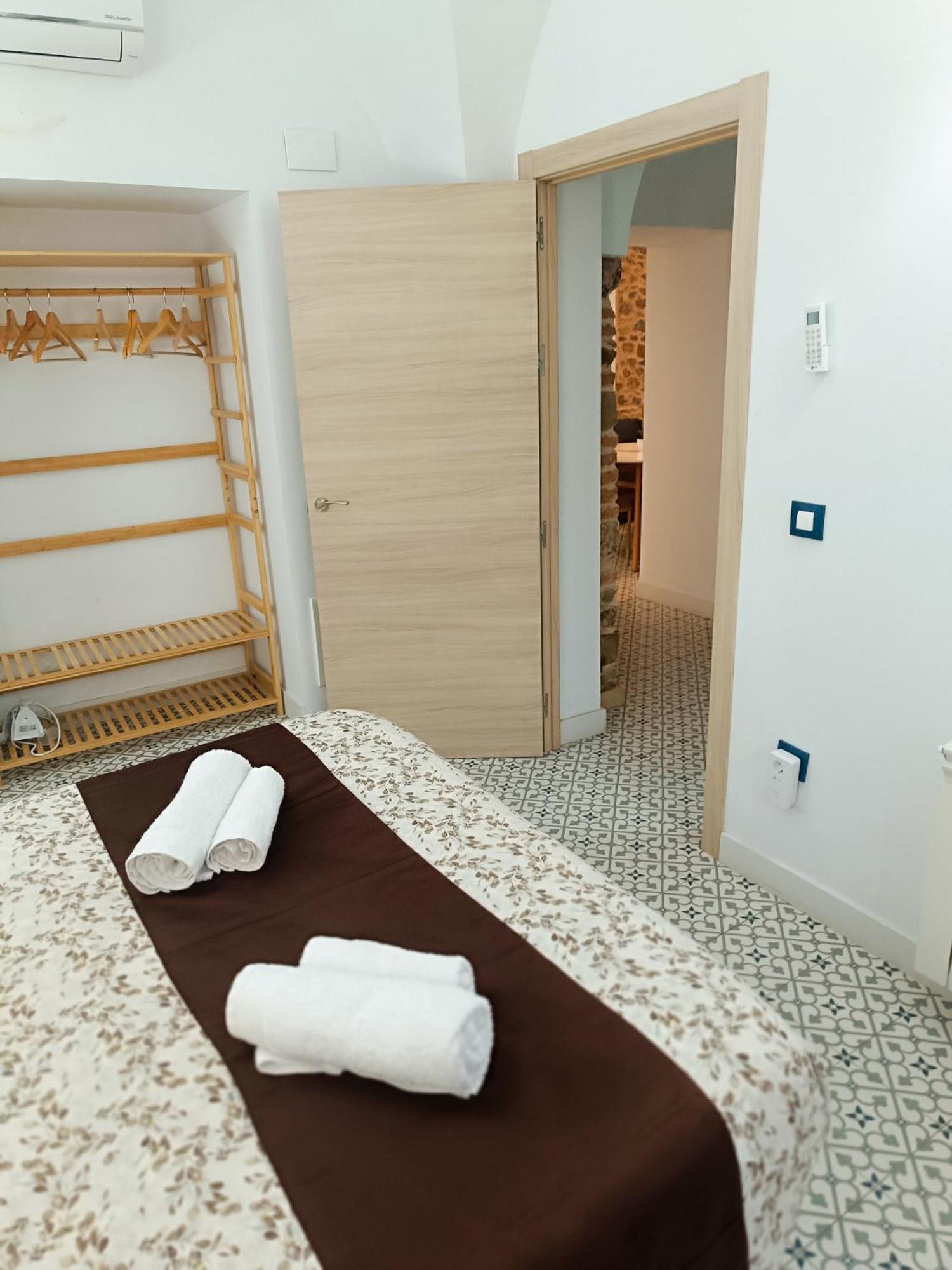 Al-Qazeres Suites Caces Extérieur photo