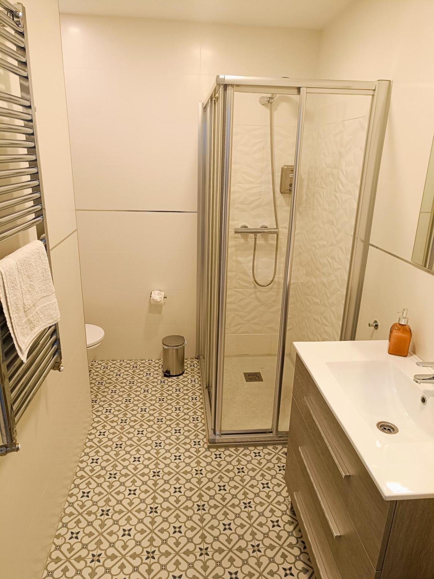 Al-Qazeres Suites Caces Extérieur photo
