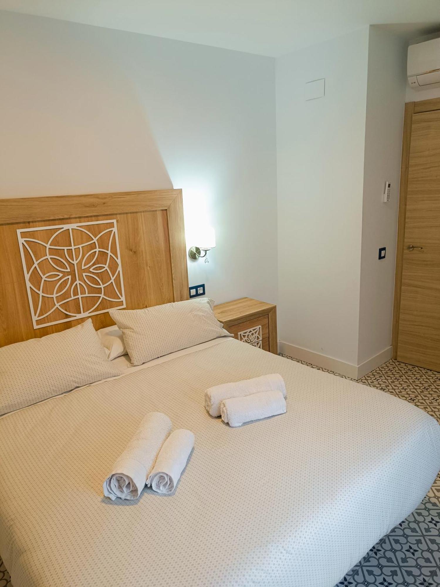 Al-Qazeres Suites Caces Extérieur photo