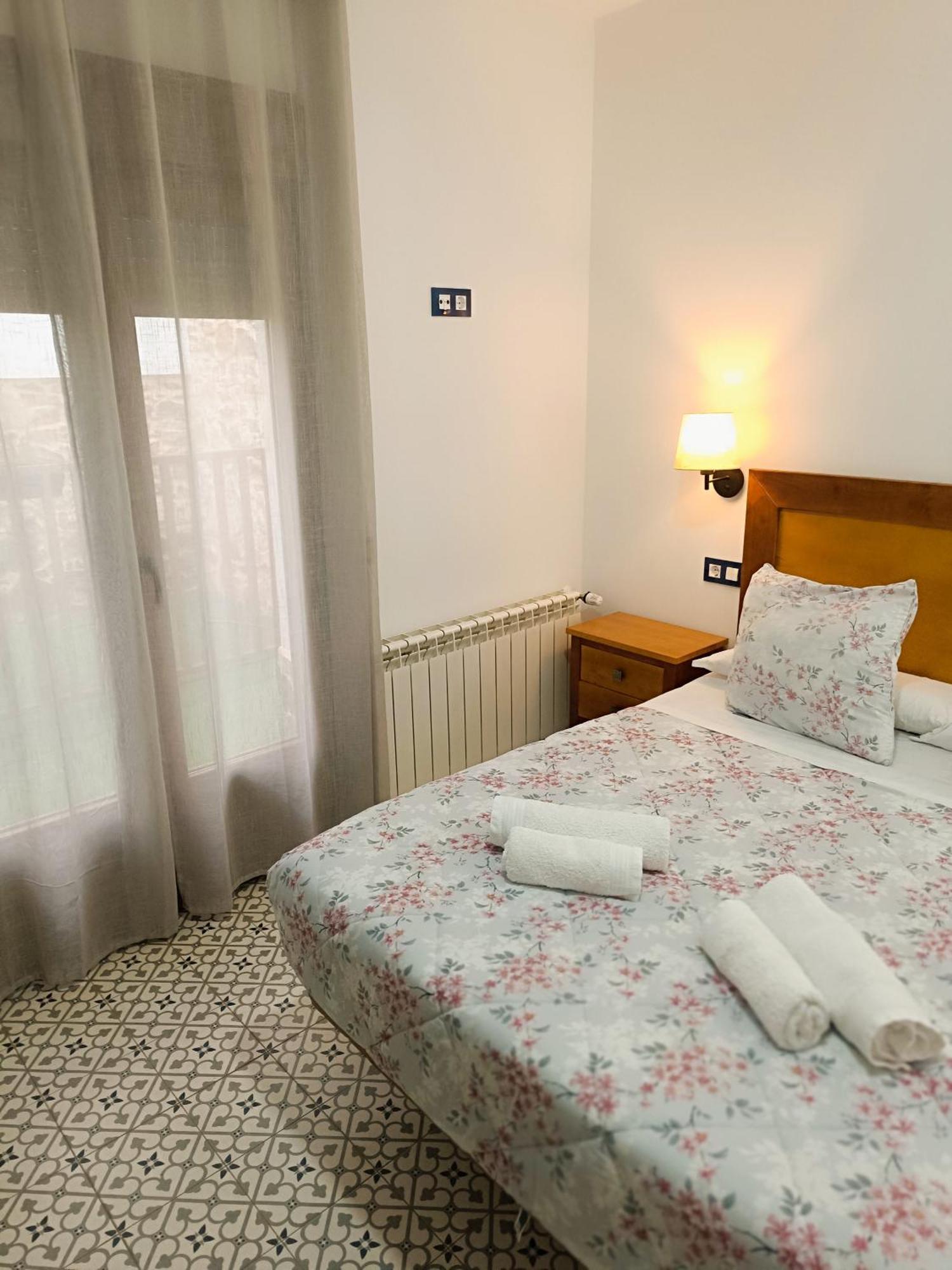 Al-Qazeres Suites Caces Extérieur photo