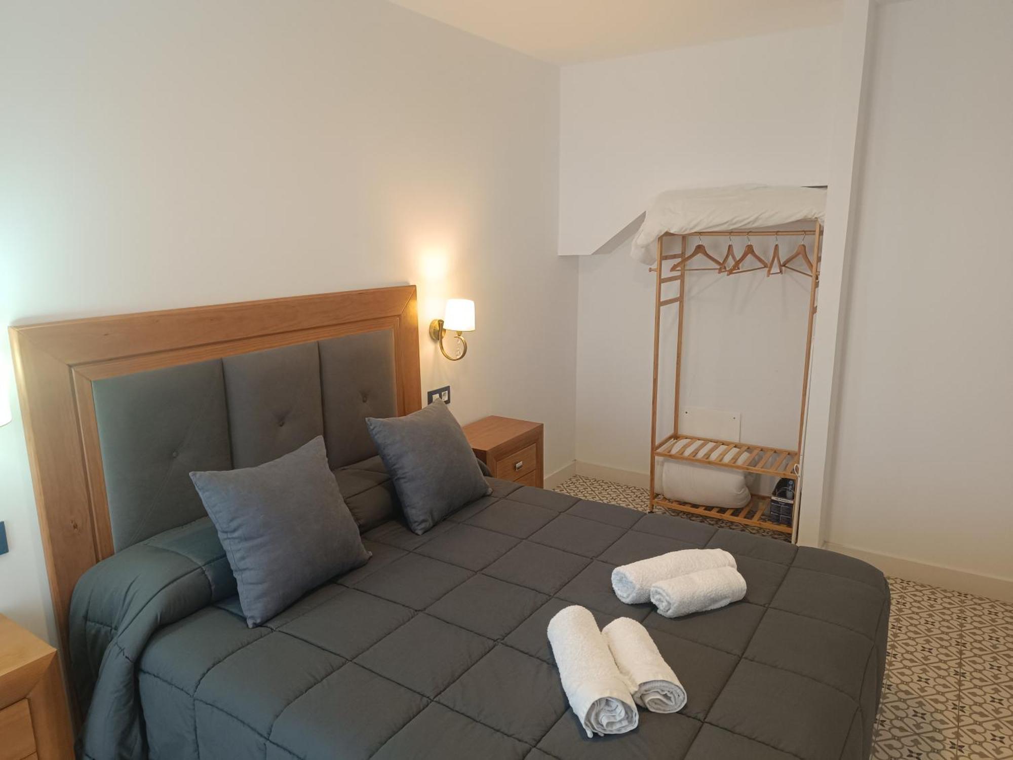 Al-Qazeres Suites Caces Extérieur photo